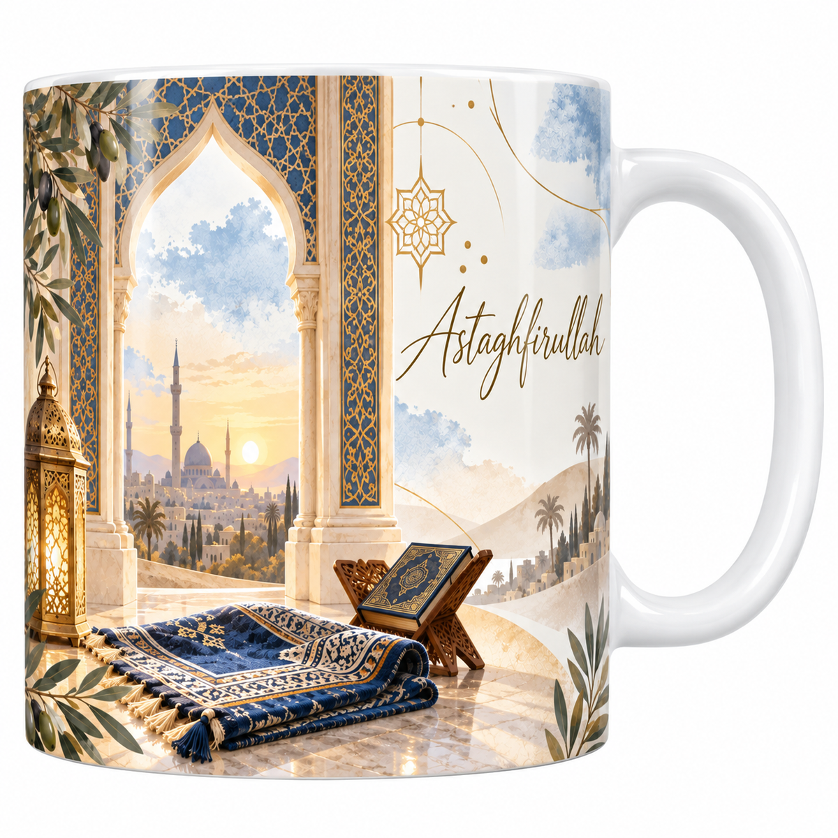 Mug céramique blanche 330 ml illustré à l'aquarelle d'une arcade ajourée ouvrant sur une ville à minarets au lever du soleil, un tapis de prière bleu et un porte-Coran au premier plan, une lanterne allumée et le mot Astaghfirullah en grandes lettres dorées manuscrites