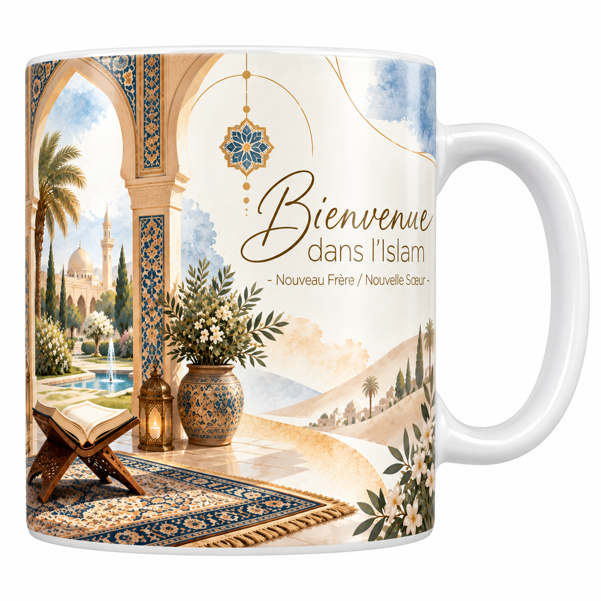 Mug céramique blanche 330 ml illustré à l'aquarelle d'une cour intérieure à arcades ouvrant sur un jardin et un bassin, un porte-Coran et une lanterne sur un tapis bleu, un grand vase de fleurs blanches, et le titre Bienvenue dans l'Islam - Nouveau Frère / Nouvelle Sœur en lettres dorées