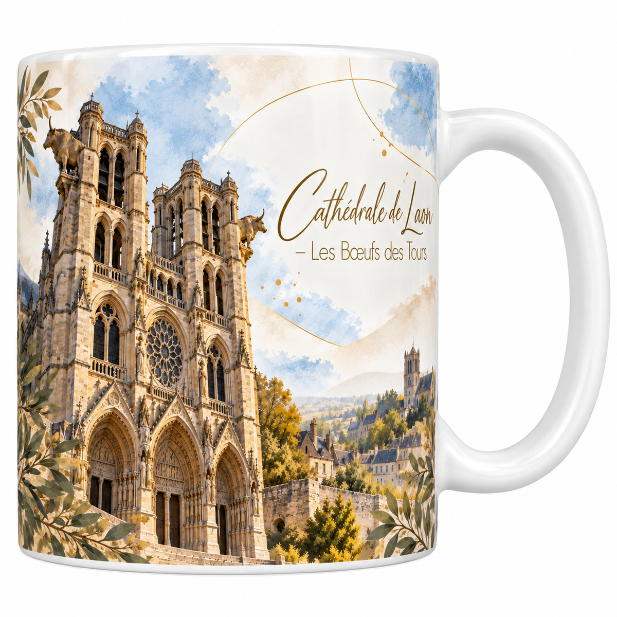 Mug céramique blanche 330 ml illustré de la cathédrale Notre-Dame de Laon à l'aquarelle, sa façade aux deux tours ajourées et sa grande rose, les collines et le village en contrebas, des feuillages verts et le titre Cathédrale de Laon - Les Bœufs des Tours en lettres dorées