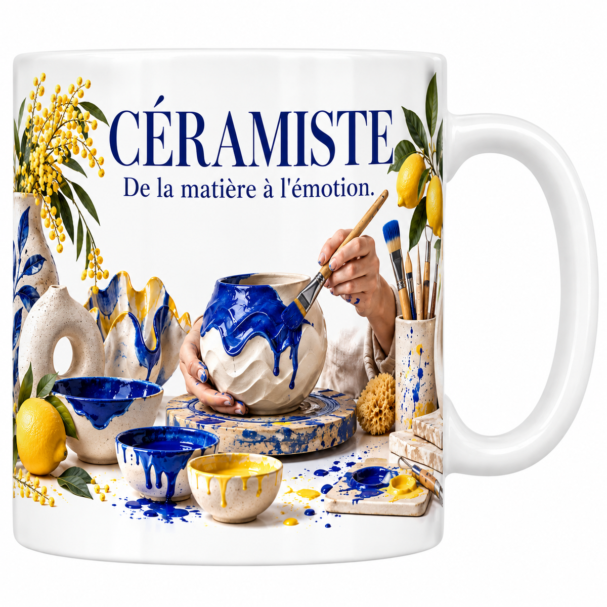 Mug céramiste en céramique blanche 330 ml, le mot CÉRAMISTE en grandes capitales bleu de cobalt, la devise De la matière à l'émotion, une main appliquant au pinceau un émail bleu coulant sur un pot en grès blanc, des bols émaillés bleu et jaune, du mimosa et des citrons