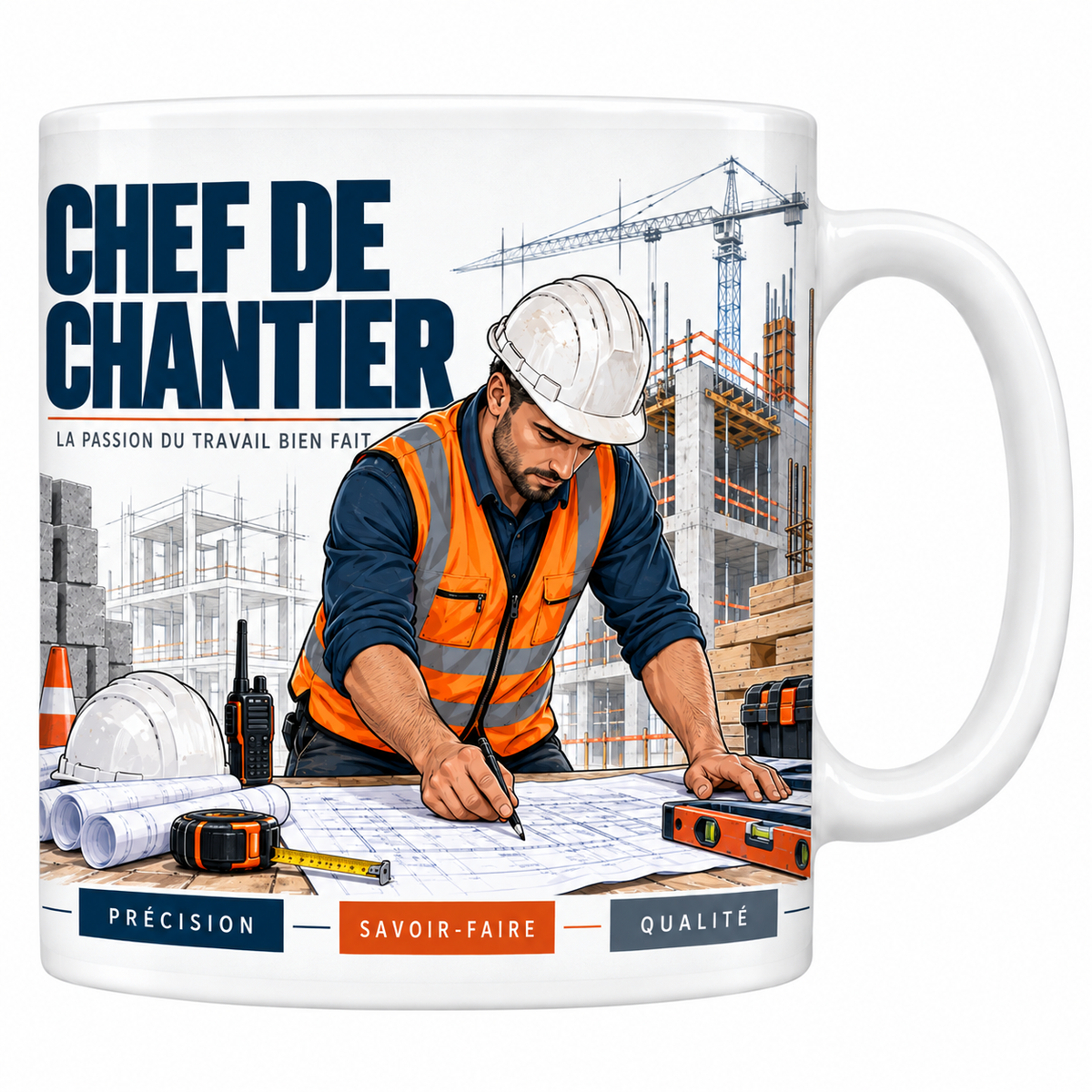 Mug chef de chantier en céramique blanche 330 ml, illustration d'un chef de chantier casqué en gilet orange lisant des plans devant un bâtiment en construction, titre CHEF DE CHANTIER bleu marine