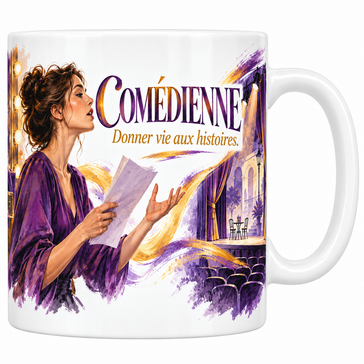 Mug comédienne en céramique blanche 330 ml, le mot COMÉDIENNE en capitales dégradées violet et or, la devise dorée Donner vie aux histoires, une comédienne en blouse violette lisant son texte devant un miroir de loge à ampoules, des rideaux et une salle de théâtre