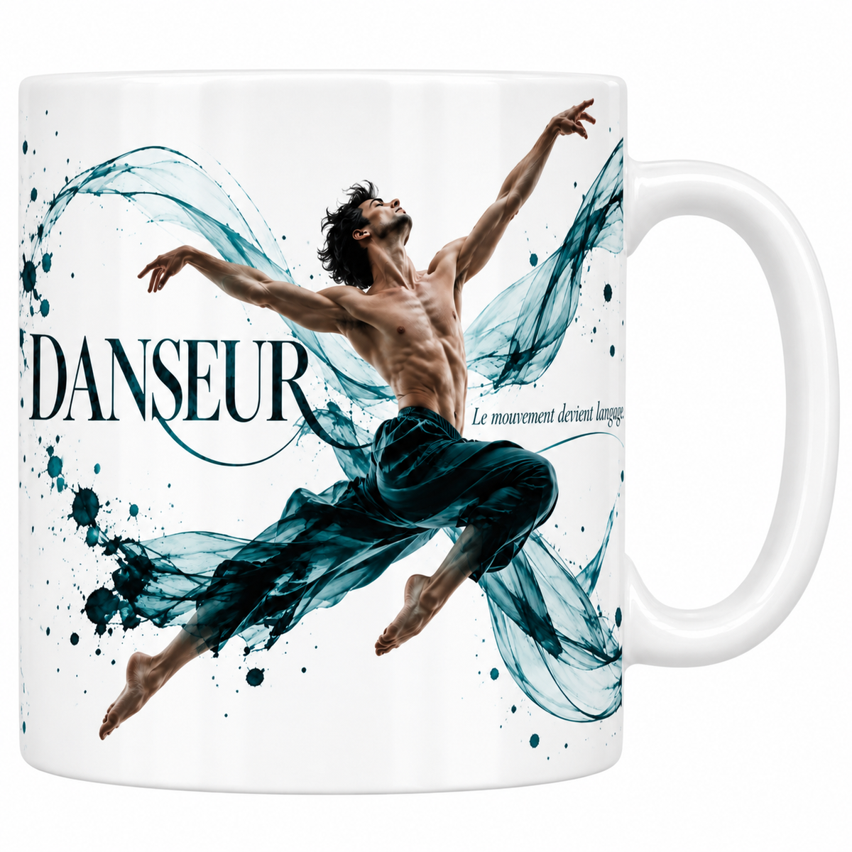 Mug danseur en céramique blanche 330 ml, le mot DANSEUR en capitales bleu pétrole, la devise en italiques Le mouvement devient langage, un danseur torse nu en pantalon ample bleu-vert saisi en plein saut, entouré de volutes d'encre bleue et d'éclaboussures