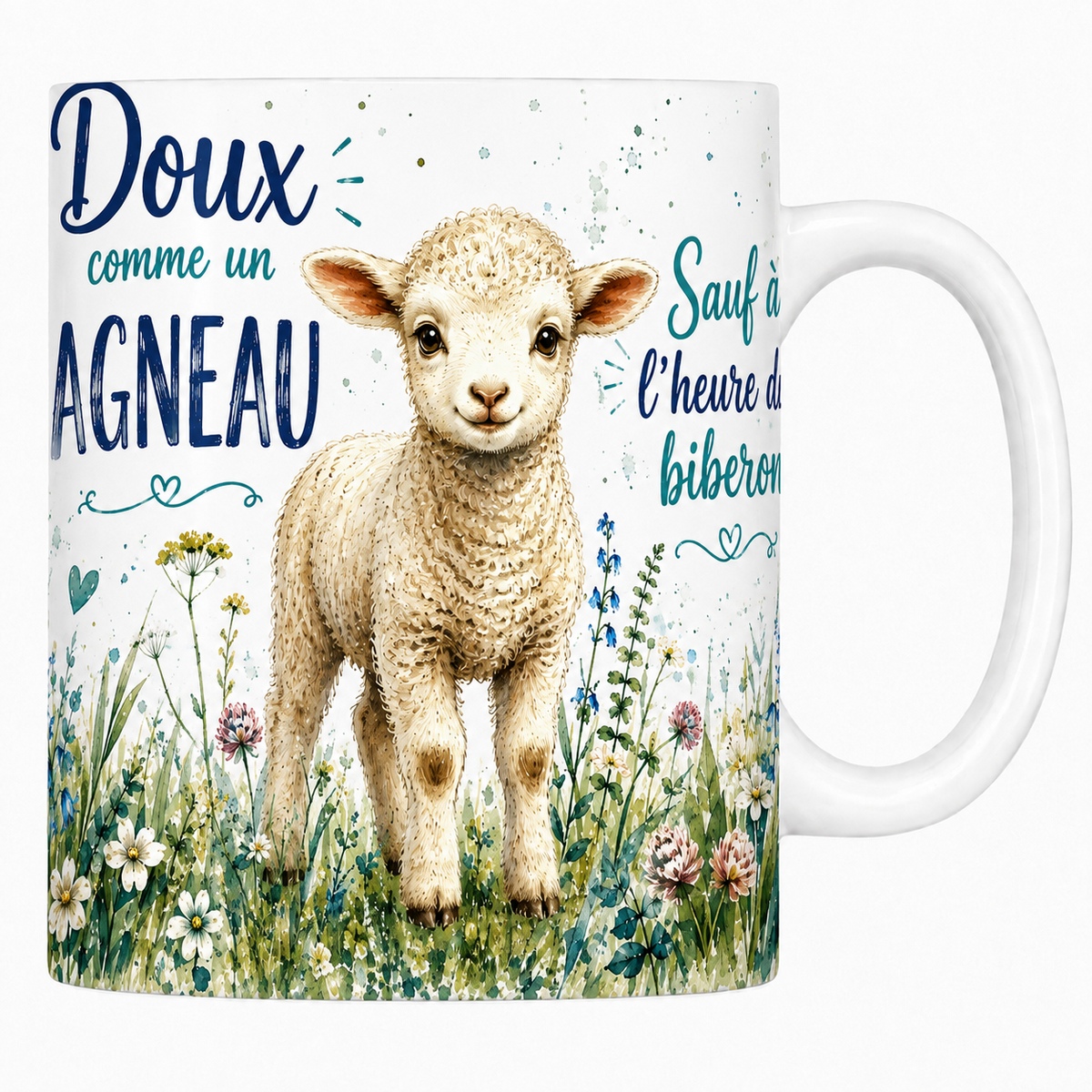 Mug céramique blanc « Doux comme un agneau », agneau dans une prairie fleurie à l'aquarelle