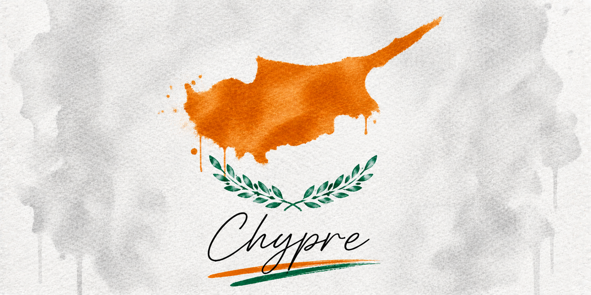 Design du mug Drapeau Chypre : silhouette cuivrée de l'île, rameaux verts, signature calligraphiée