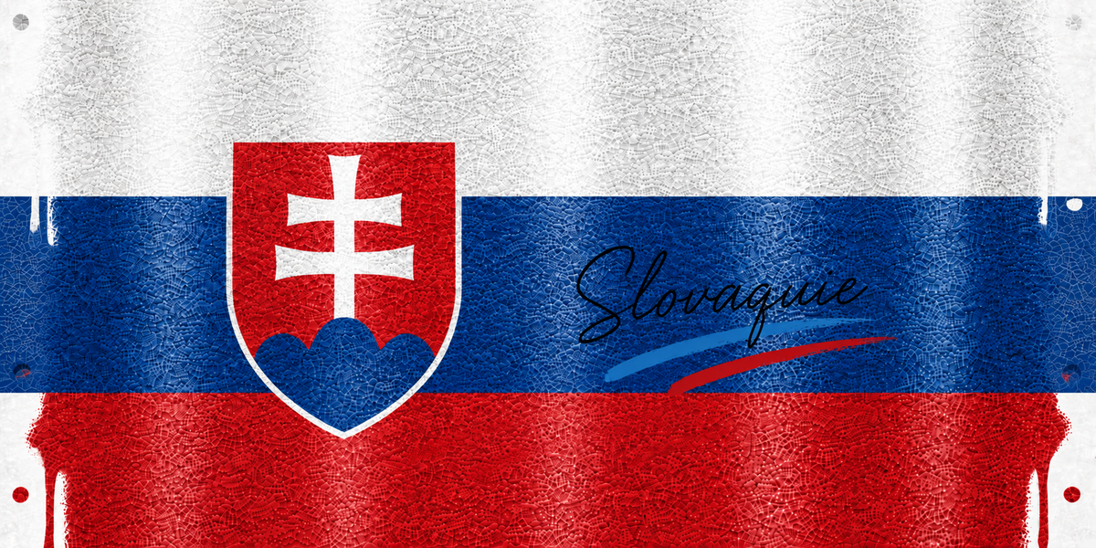 Design du mug Drapeau Slovaquie : bandes aquarelle et blason à la double croix sur trois monts, signature au pinceau