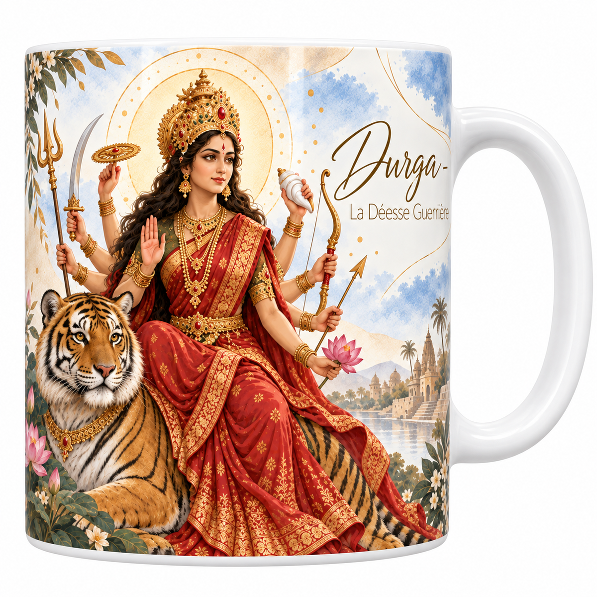 Mug céramique blanche 330 ml illustré de Durga à l'aquarelle, la déesse en sari rouge et or assise sur un tigre, ses bras multiples tenant le trident, le sabre, le disque, la conque, l'arc et le lotus, son auréole dorée et le titre Durga - La Déesse Guerrière en lettres dorées