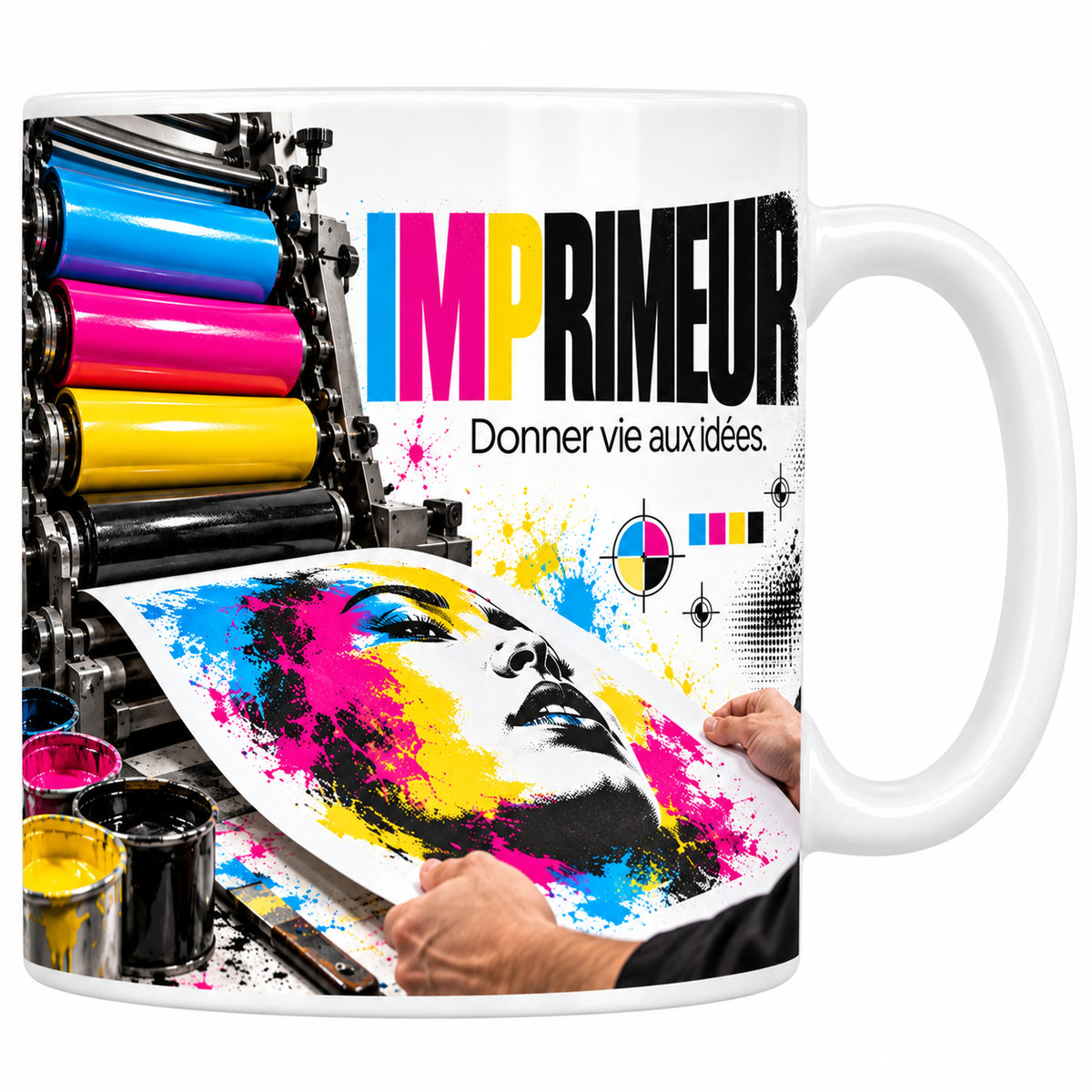 Mug imprimeur en céramique blanche 330 ml, le mot IMPRIMEUR en grandes capitales noires dont les trois premières lettres sont cyan, magenta et jaune, la devise Donner vie aux idées, les rouleaux encreurs d'une presse offset et une feuille imprimée d'un portrait en quadrichromie