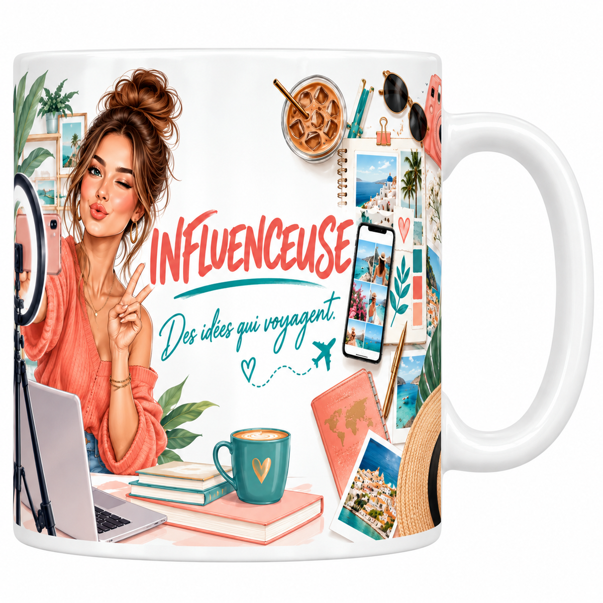 Mug influenceuse en céramique blanche 330 ml, le mot INFLUENCEUSE en grandes capitales corail peintes au pinceau, la devise manuscrite turquoise Des idées qui voyagent, une créatrice en pull corail se filmant devant une lampe annulaire, un carnet de photos de voyage et un chapeau de paille