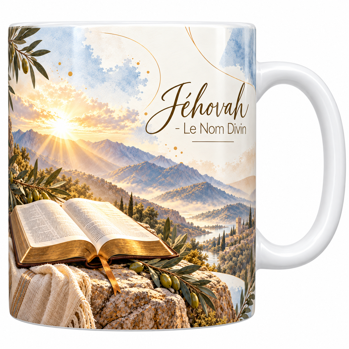 Mug céramique blanche 330 ml illustré du Nom divin à l'aquarelle, une bible ouverte à tranche dorée posée sur un rocher, un tissu crème à franges dessous, des rameaux d'olivier chargés d'olives, le soleil levant sur les montagnes et le titre Jéhovah - Le Nom Divin en lettres dorées