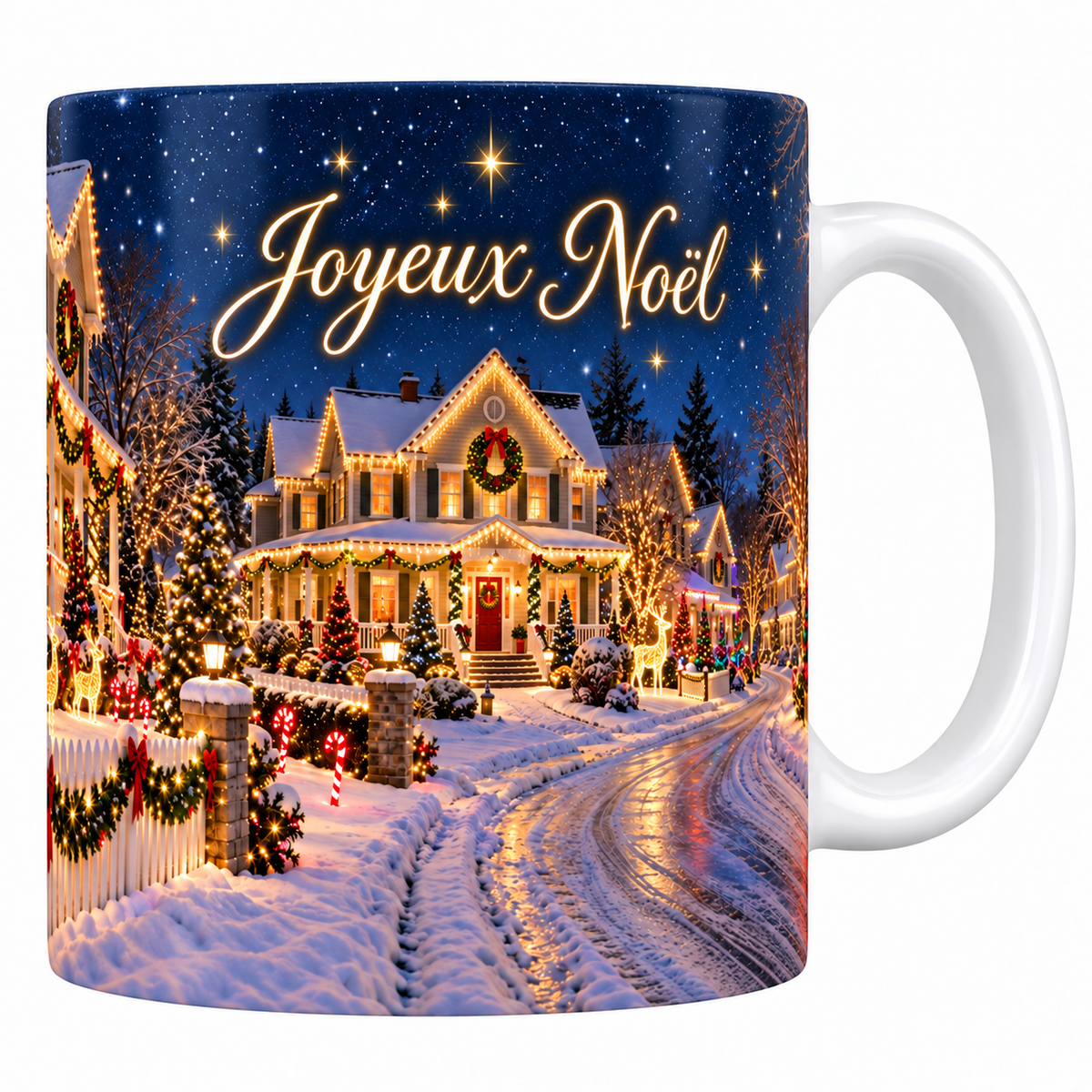 Mug blanc céramique imprimé d'une rue américaine enneigée bordée de maisons illuminées de guirlandes sous un ciel étoilé, lettrage doré Joyeux Noël