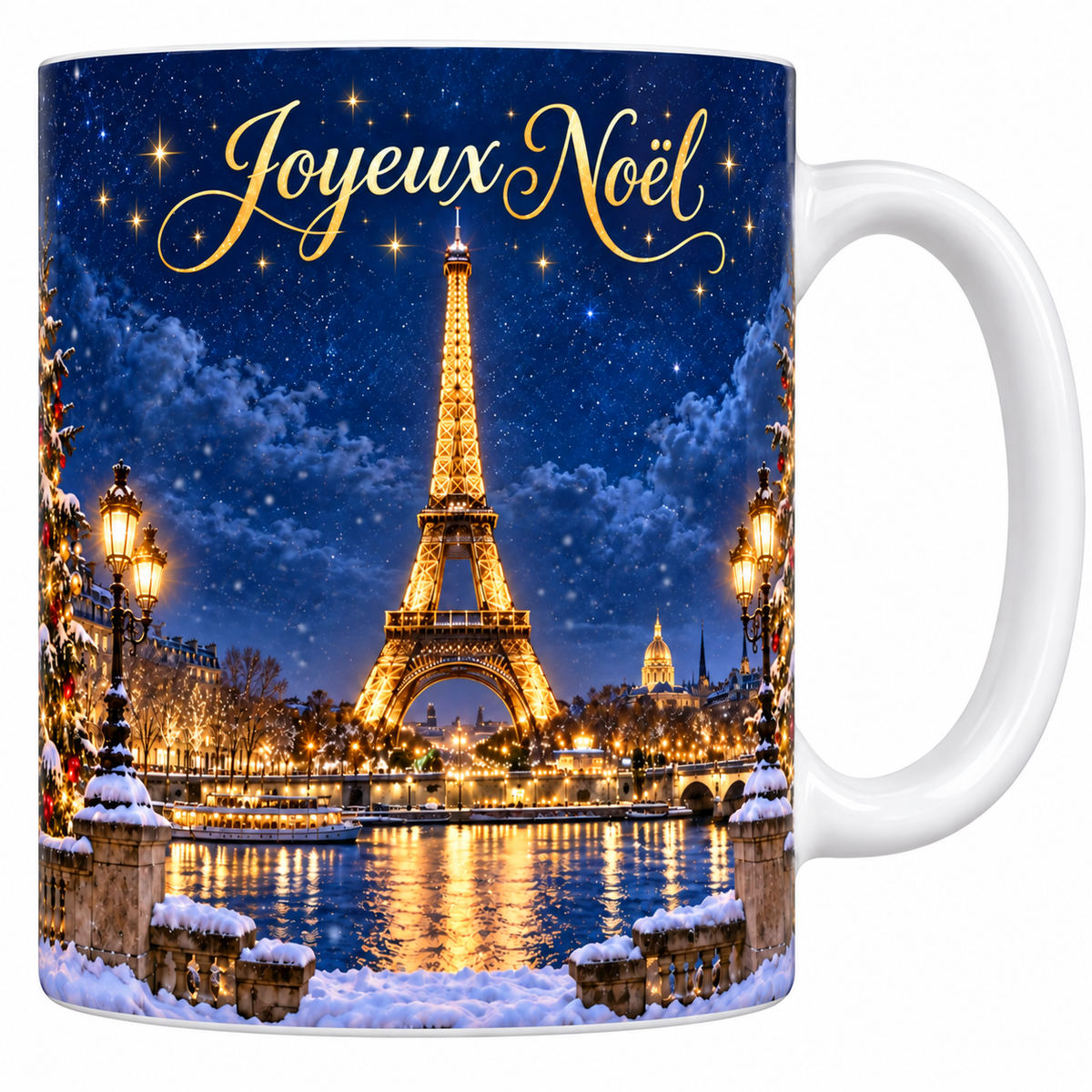 Mug blanc céramique imprimé de la tour Eiffel illuminée dorée sous un ciel étoilé enneigé, Seine et réverbères, lettrage doré Joyeux Noël