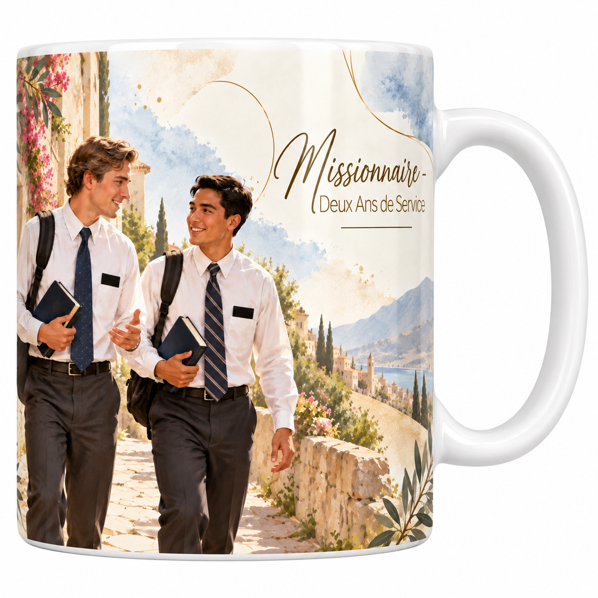 Mug céramique blanche 330 ml illustré du départ en mission à l'aquarelle, deux jeunes missionnaires en chemise blanche et cravate, sac à dos et livre à la main, marchant dans une ruelle de pierre, le village et la baie au loin et le titre Missionnaire - Deux Ans de Service en lettres dorées