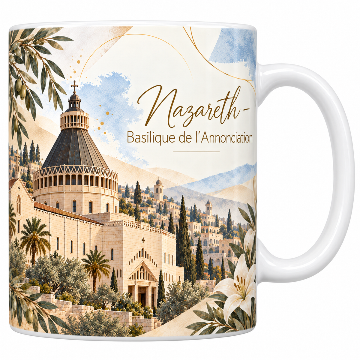 Mug céramique blanche 330 ml illustré de la basilique de l'Annonciation à Nazareth à l'aquarelle, sa grande coupole conique nervurée surmontée d'une lanterne, ses murs de pierre claire, les palmiers et les cyprès, des lys blancs et le titre Nazareth - Basilique de l'Annonciation en lettres dorées