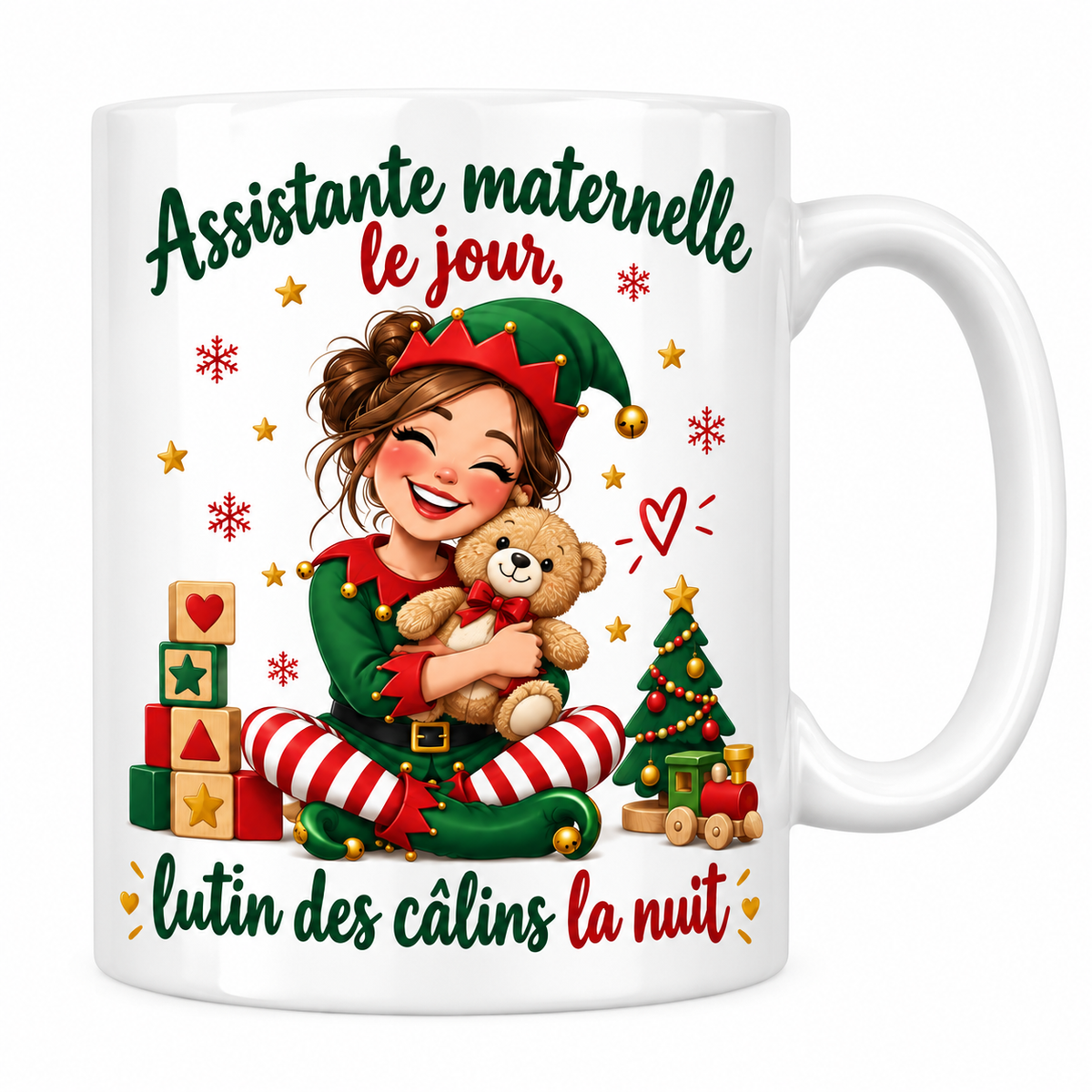 Mug blanc céramique de Noël « Assistante maternelle le jour, lutin des câlins la nuit » : une assistante maternelle en tenue de lutin, assise en tailleur, serre un ourson contre elle entre des cubes en bois, un petit train et un sapin