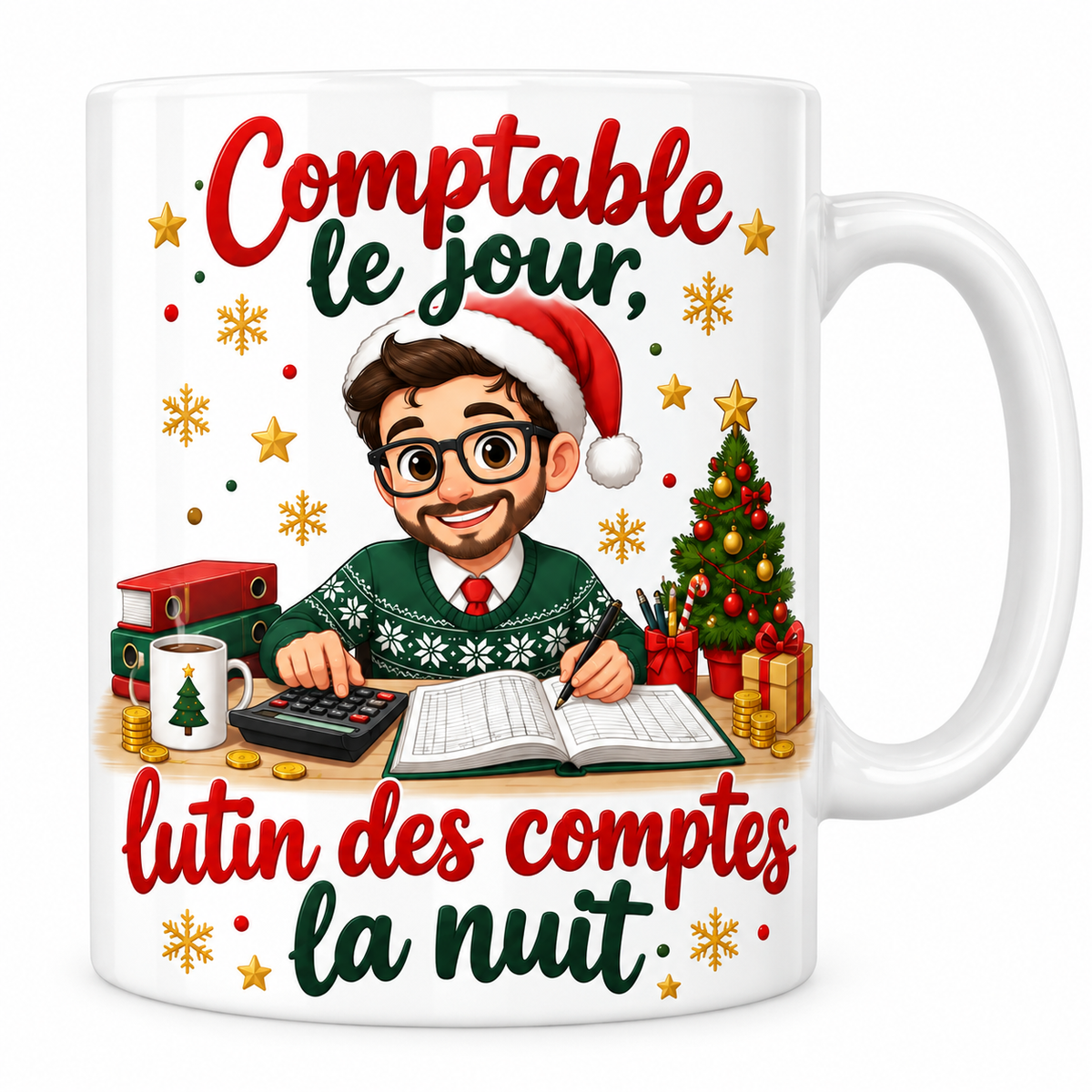Mug blanc céramique de Noël « Comptable le jour, lutin des comptes la nuit » : un comptable en bonnet de Père Noël et pull jacquard fait ses calculs entre sa calculatrice, ses classeurs rouges, ses pièces d'or et un sapin illuminé