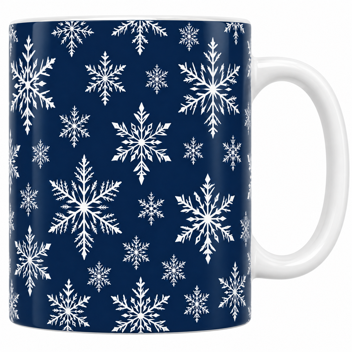 Mug blanc céramique de Noël Flocons Bleu Nuit : de grands et petits flocons de neige blancs, finement ciselés, couvrent tout le mug sur un fond bleu nuit profond