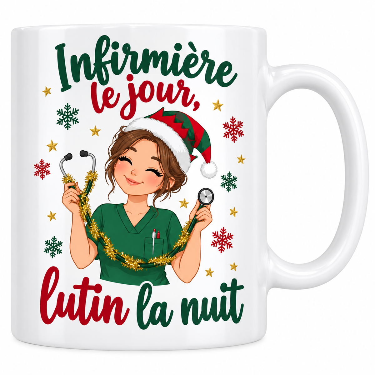 Mug blanc céramique de Noël « Infirmière le jour, lutin la nuit » : une infirmière en blouse verte, bonnet de lutin sur la tête, a transformé son stéthoscope en guirlande dorée