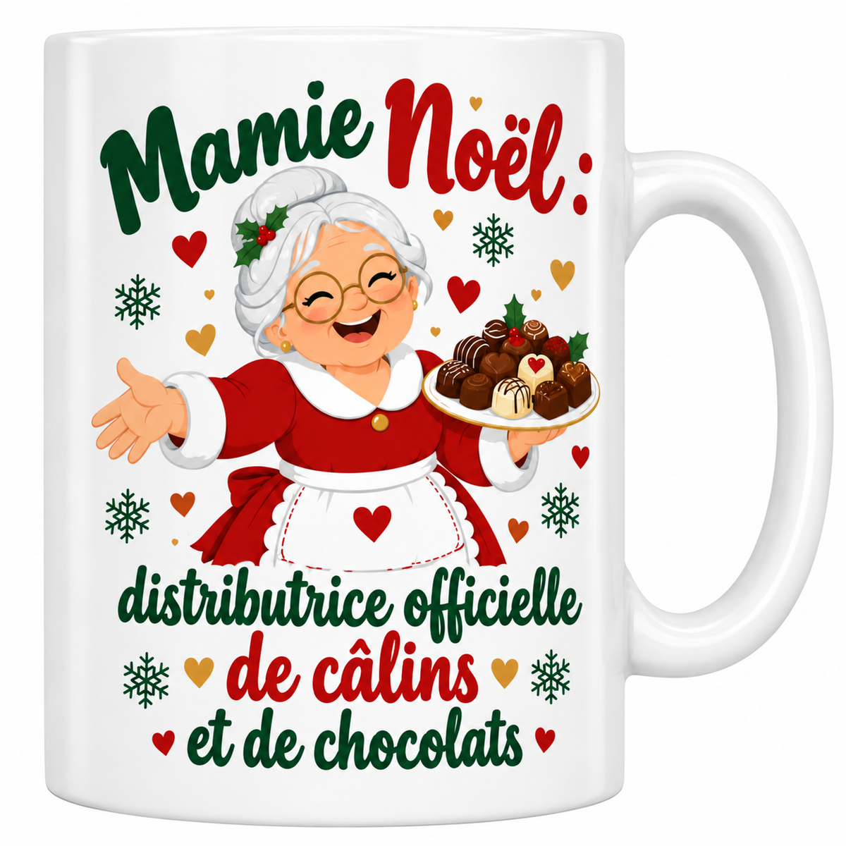 Mug blanc céramique de Noël Mamie Noël : une mamie aux cheveux blancs et lunettes rondes, en robe rouge et tablier blanc, ouvre les bras en tenant un plateau de chocolats, entourée de cœurs et de flocons