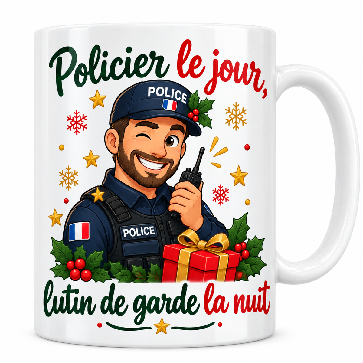 Mug blanc céramique de Noël « Policier le jour, lutin de garde la nuit » : un policier en uniforme et casquette fait un clin d'œil, sa radio à la main, devant du houx et un cadeau doré