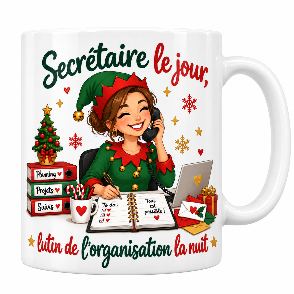 Mug blanc céramique de Noël « Secrétaire le jour, lutin de l'organisation la nuit » : une secrétaire en tenue de lutin téléphone tout en écrivant dans son agenda, entourée de classeurs « Planning », « Projets » et « Suivis »