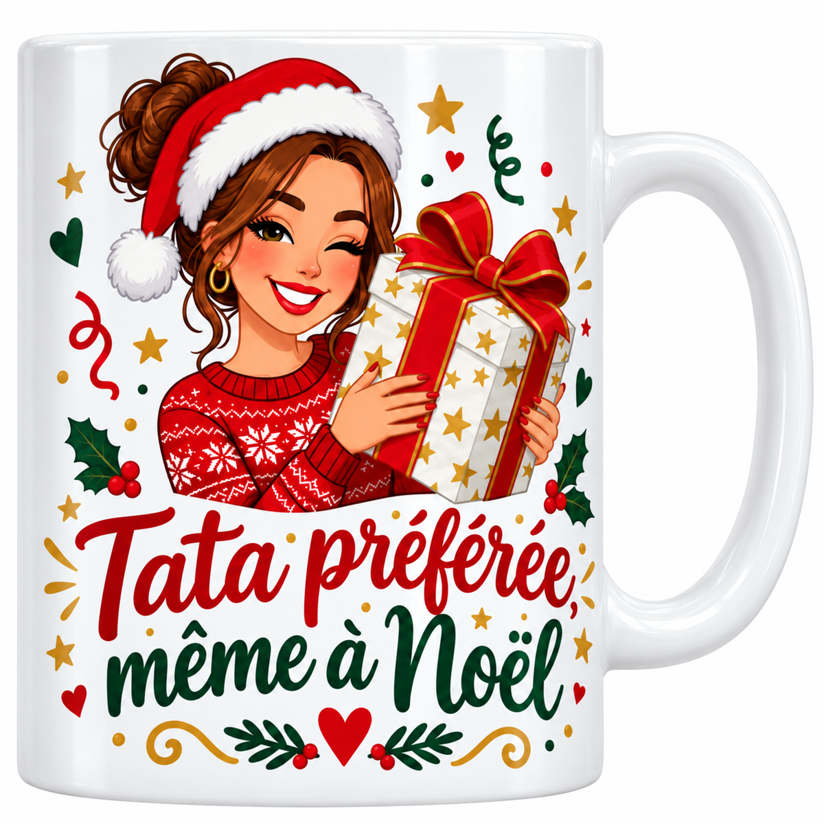 Mug blanc céramique de Noël Tata Préférée : une tata en bonnet de Père Noël et pull rouge fait un clin d'œil en serrant un grand cadeau doré, au milieu des serpentins et du houx