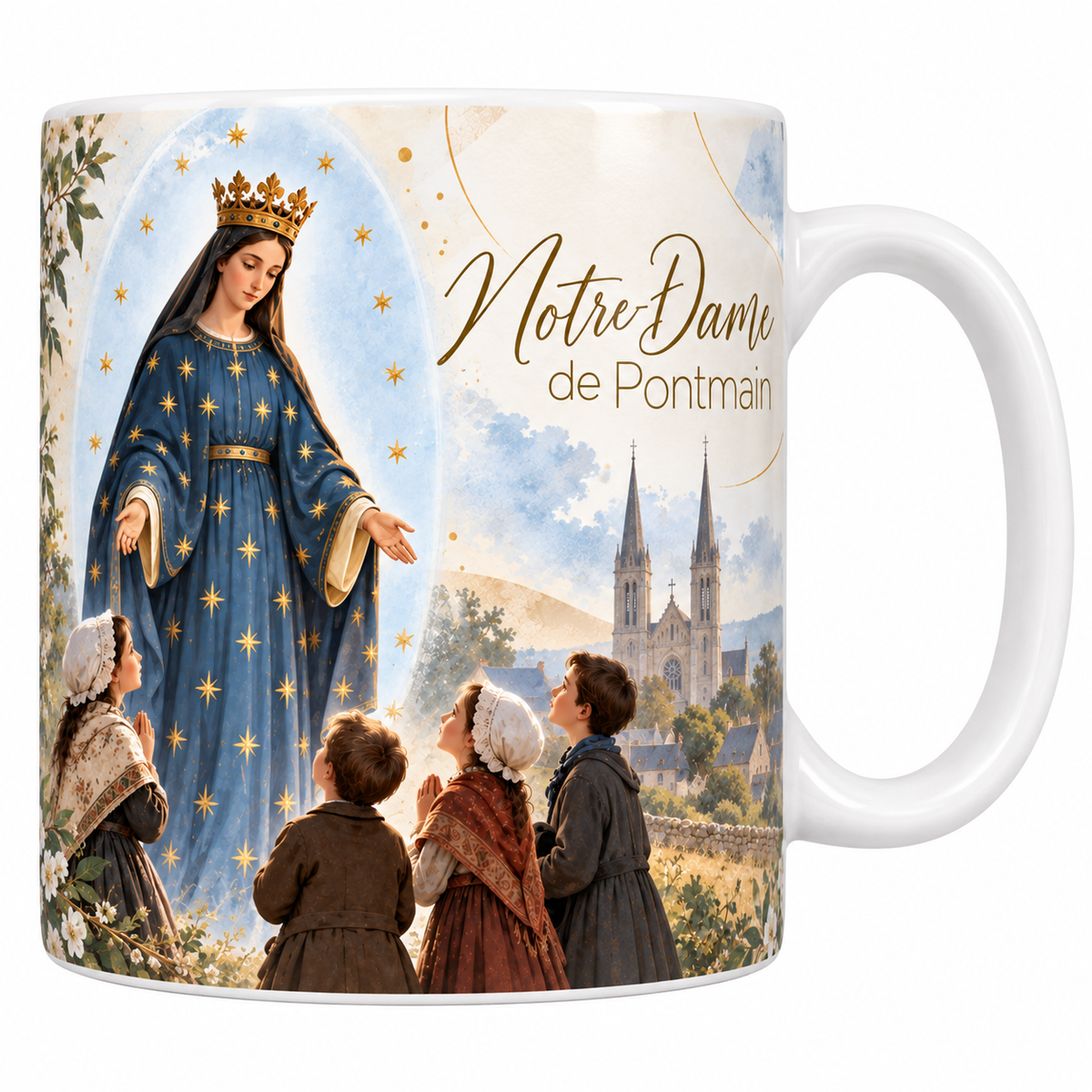 Mug céramique blanche 330 ml illustré de Notre-Dame de Pontmain à l'aquarelle, la Vierge en robe bleu nuit constellée d'étoiles dorées et couronne d'or, quatre enfants de dos levant les yeux vers elle, la basilique et le village derrière, des fleurs blanches et le titre Notre-Dame de Pontmain en lettres dorées
