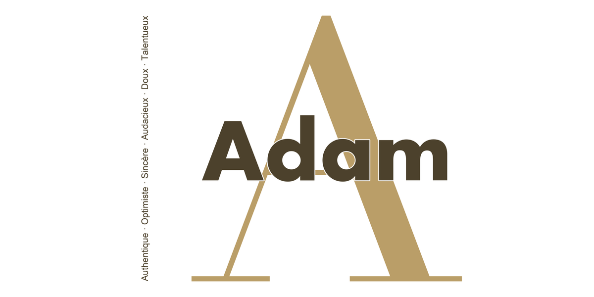 Visuel à plat du mug prénom Adam : initiale A pleine hauteur, prénom Adam centré et ligne verticale « Authentique · Optimiste · Sincère · Audacieux · Doux · Talentueux »