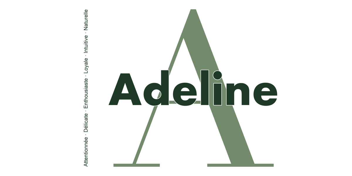 Visuel à plat du mug prénom Adeline : initiale A pleine hauteur, prénom Adeline centré et ligne verticale « Attentionnée · Délicate · Enthousiaste · Loyale · Intuitive · Naturelle »