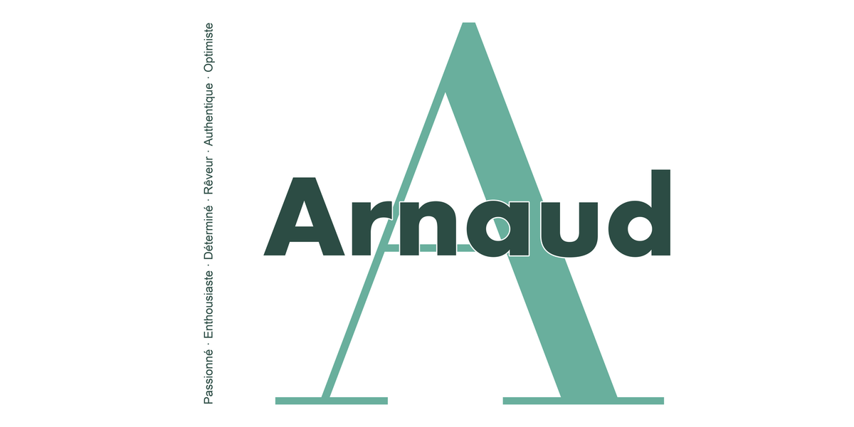Visuel à plat du mug prénom Arnaud : initiale A pleine hauteur, prénom Arnaud centré et ligne verticale « Passionné · Enthousiaste · Déterminé · Rêveur · Authentique · Optimiste »