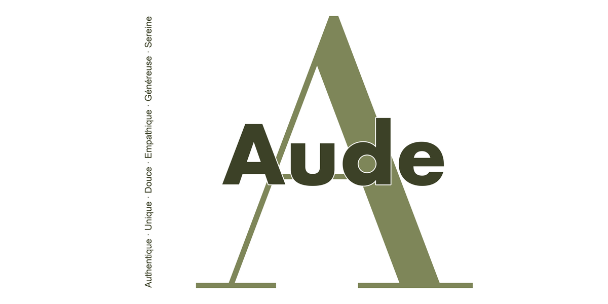 Visuel à plat du mug prénom Aude : initiale A pleine hauteur, prénom Aude centré et ligne verticale « Authentique · Unique · Douce · Empathique · Généreuse · Sereine »