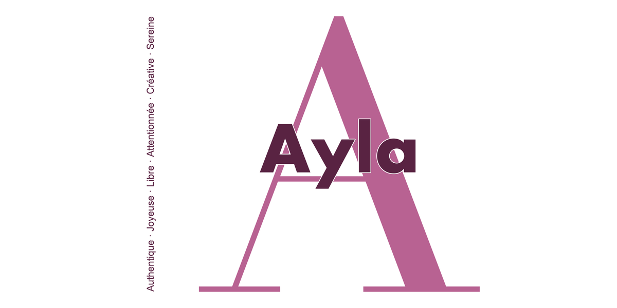 Visuel à plat du mug prénom Ayla : initiale A pleine hauteur, prénom Ayla centré et ligne verticale « Authentique · Joyeuse · Libre · Attentionnée · Créative · Sereine »