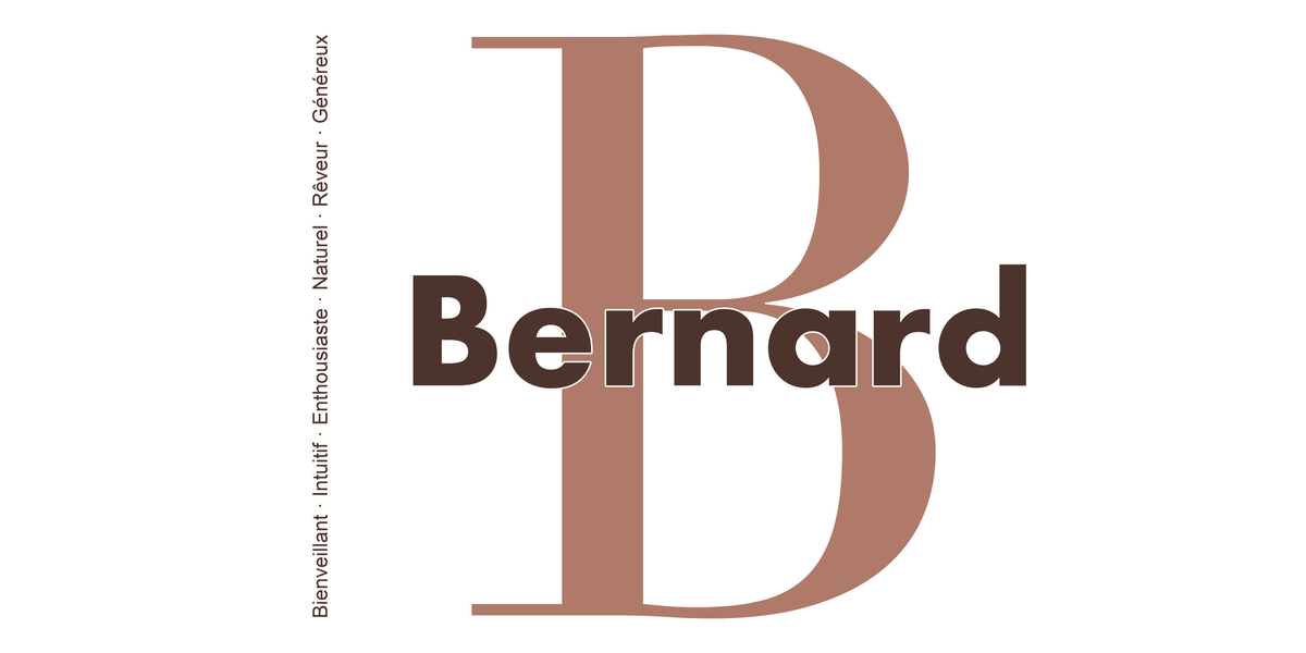 Visuel à plat du mug prénom Bernard : initiale B pleine hauteur, prénom Bernard centré et ligne verticale « Bienveillant · Intuitif · Enthousiaste · Naturel · Rêveur · Généreux »
