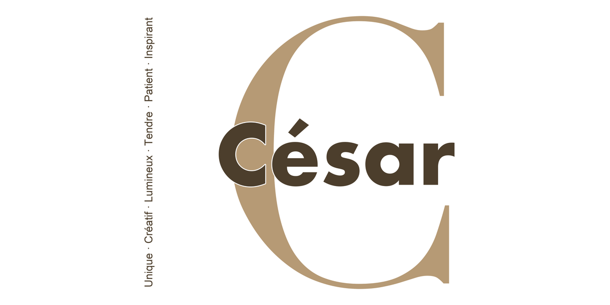 Visuel à plat du mug prénom César : initiale C pleine hauteur, prénom César centré et ligne verticale « Unique · Créatif · Lumineux · Tendre · Patient · Inspirant »