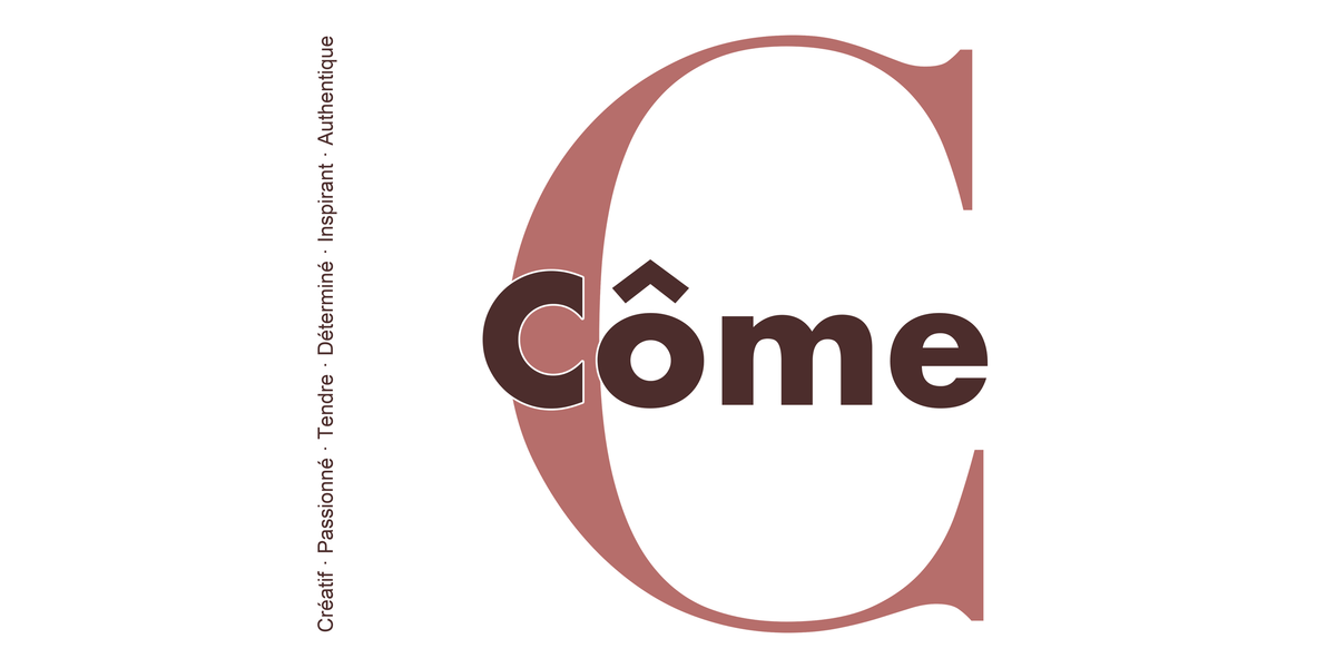 Visuel à plat du mug prénom Côme : initiale C pleine hauteur, prénom Côme centré et ligne verticale « Créatif · Passionné · Tendre · Déterminé · Inspirant · Authentique »