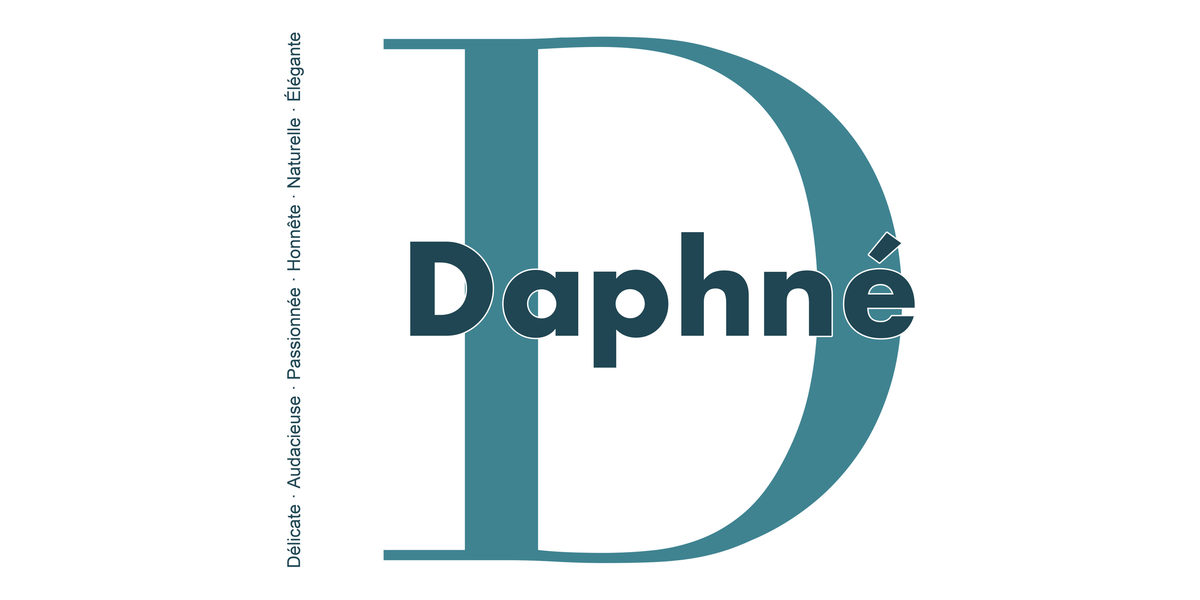 Visuel à plat du mug prénom Daphné : initiale D pleine hauteur, prénom Daphné centré et ligne verticale « Délicate · Audacieuse · Passionnée · Honnête · Naturelle · Élégante »