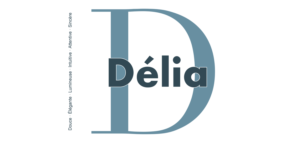 Visuel à plat du mug prénom Délia : initiale D pleine hauteur, prénom Délia centré et ligne verticale « Douce · Élégante · Lumineuse · Intuitive · Attentive · Sincère »