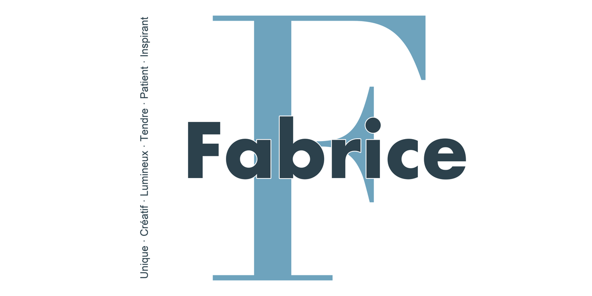 Visuel à plat du mug prénom Fabrice : initiale F pleine hauteur, prénom Fabrice centré et ligne verticale « Unique · Créatif · Lumineux · Tendre · Patient · Inspirant »