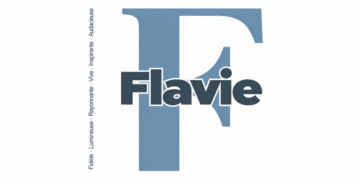 Visuel à plat du mug prénom Flavie : initiale F pleine hauteur, prénom Flavie centré et ligne verticale « Fidèle · Lumineuse · Rayonnante · Vive · Inspirante · Audacieuse »