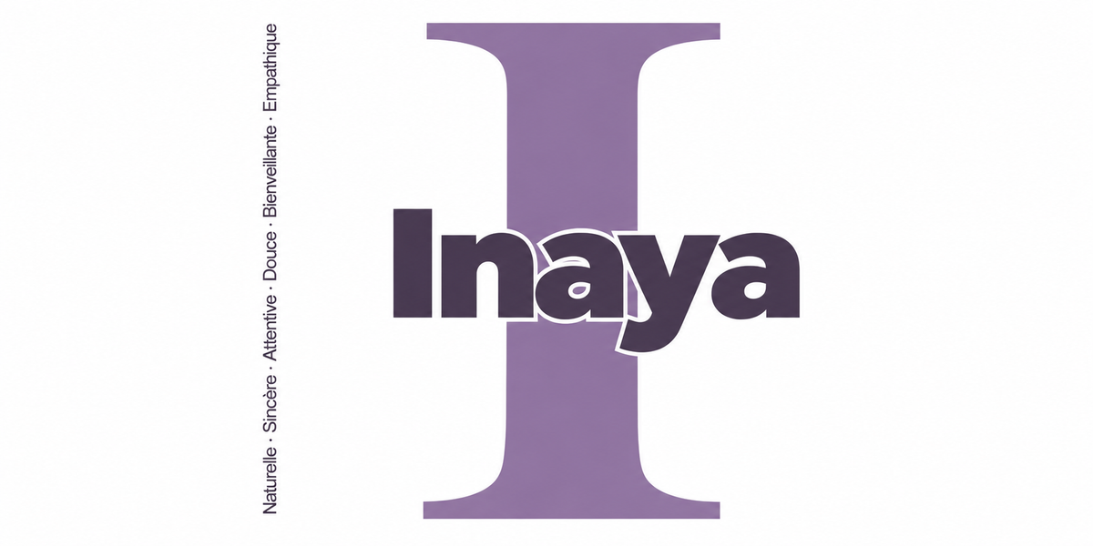 Visuel à plat du mug prénom Inaya : initiale I pleine hauteur, prénom Inaya centré et ligne verticale « Naturelle · Sincère · Attentive · Douce · Bienveillante · Empathique »