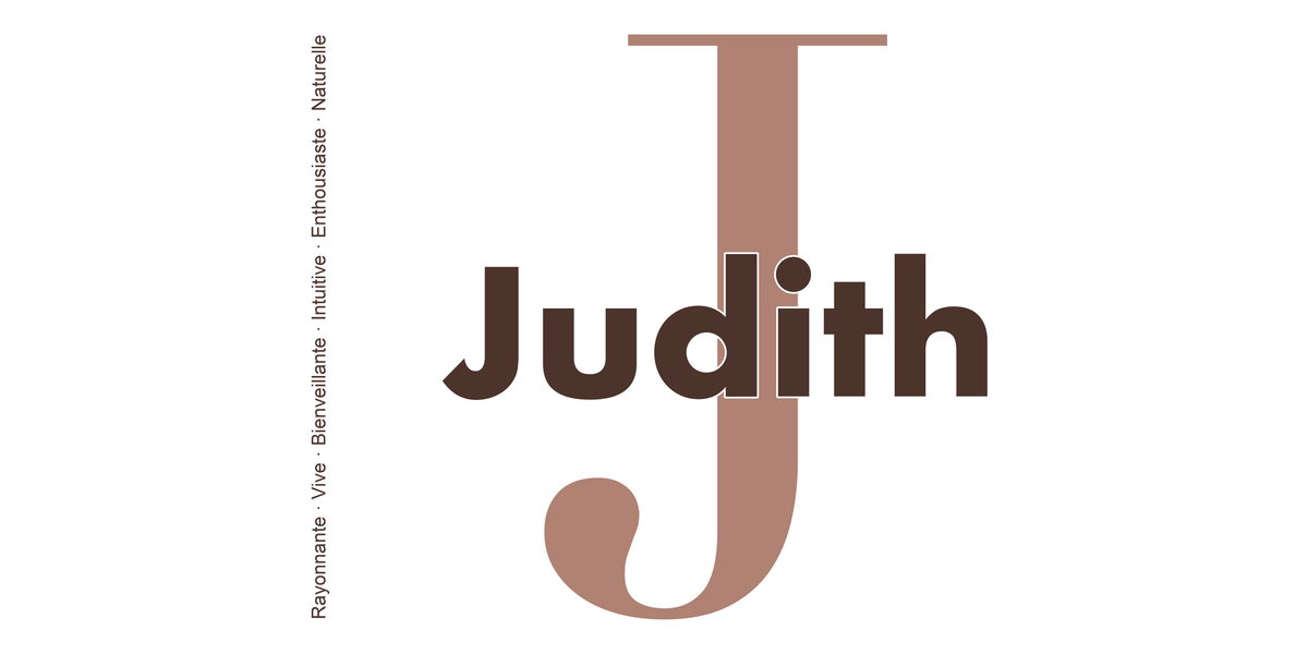 Visuel à plat du mug prénom Judith : initiale J pleine hauteur, prénom Judith centré et ligne verticale « Rayonnante · Vive · Bienveillante · Intuitive · Enthousiaste · Naturelle »