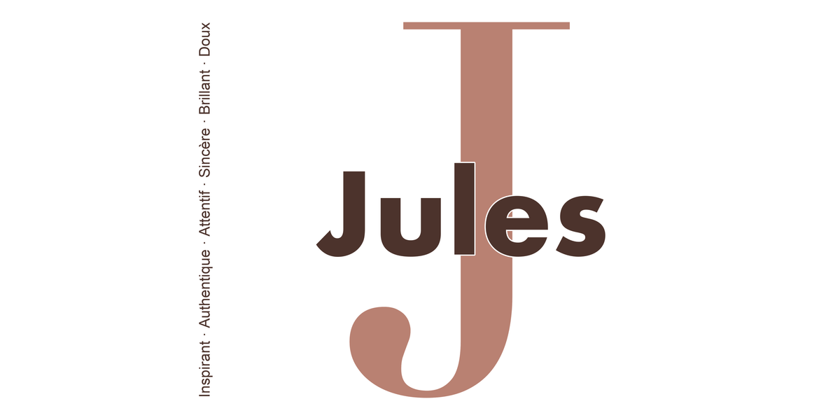 Visuel à plat du mug prénom Jules : initiale J pleine hauteur, prénom Jules centré et ligne verticale « Inspirant · Authentique · Attentif · Sincère · Brillant · Doux »