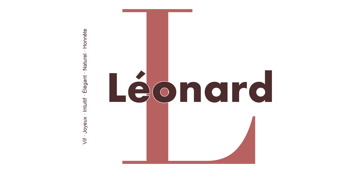 Visuel à plat du mug prénom Léonard : initiale L pleine hauteur, prénom Léonard centré et ligne verticale « Vif · Joyeux · Intuitif · Élégant · Naturel · Honnête »