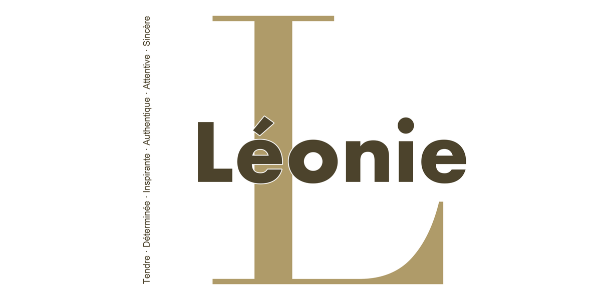 Visuel à plat du mug prénom Léonie : initiale L pleine hauteur, prénom Léonie centré et ligne verticale « Tendre · Déterminée · Inspirante · Authentique · Attentive · Sincère »