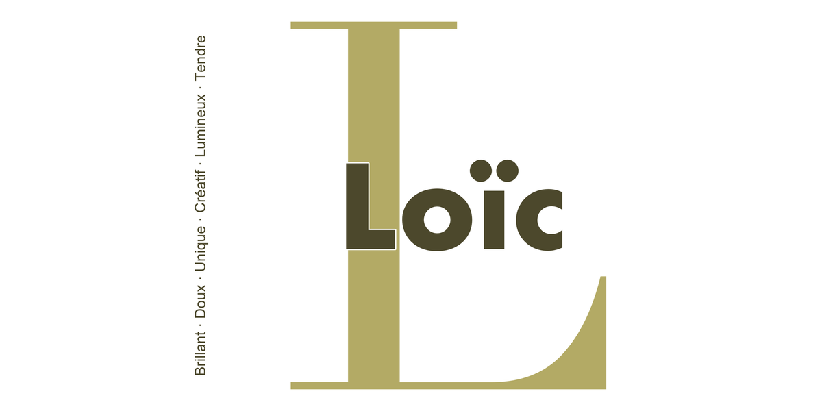 Visuel à plat du mug prénom Loïc : initiale L pleine hauteur, prénom Loïc centré et ligne verticale « Brillant · Doux · Unique · Créatif · Lumineux · Tendre »