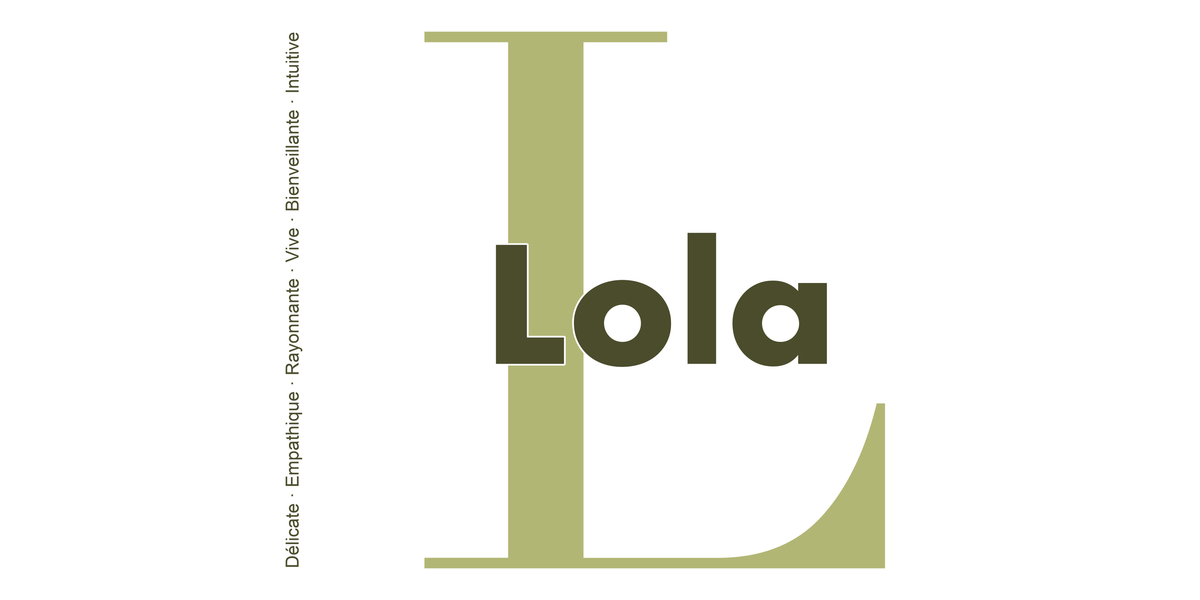 Visuel à plat du mug prénom Lola : initiale L pleine hauteur, prénom Lola centré et ligne verticale « Délicate · Empathique · Rayonnante · Vive · Bienveillante · Intuitive »