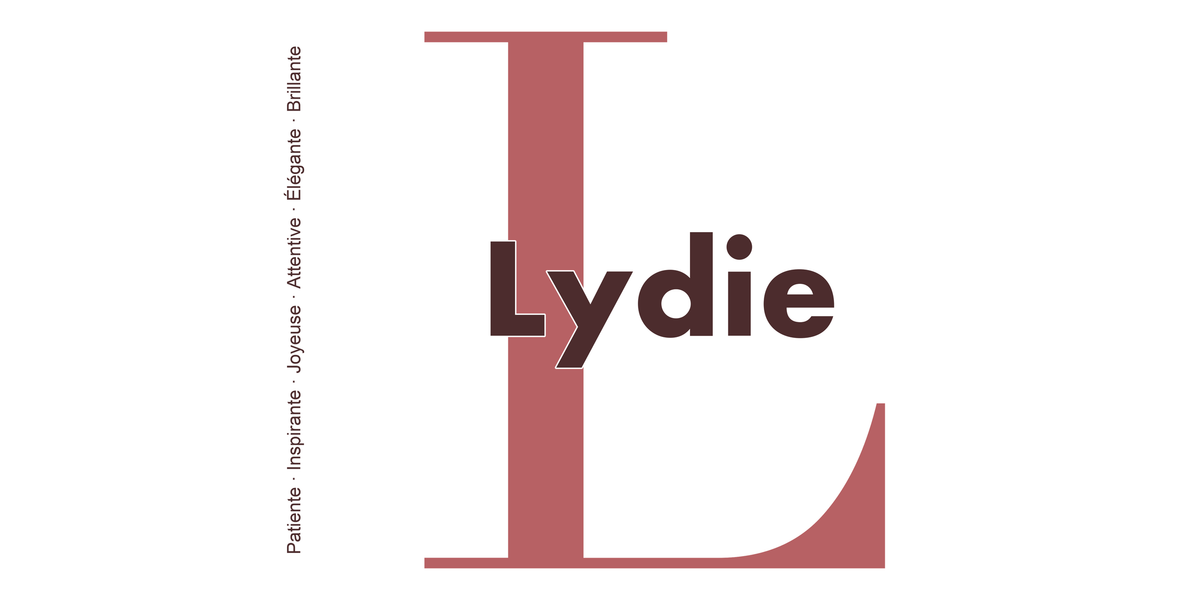 Visuel à plat du mug prénom Lydie : initiale L pleine hauteur, prénom Lydie centré et ligne verticale « Patiente · Inspirante · Joyeuse · Attentive · Élégante · Brillante »