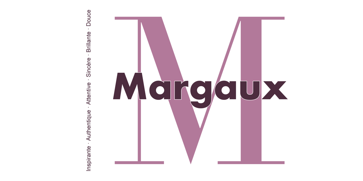 Visuel à plat du mug prénom Margaux : initiale M pleine hauteur, prénom Margaux centré et ligne verticale « Inspirante · Authentique · Attentive · Sincère · Brillante · Douce »
