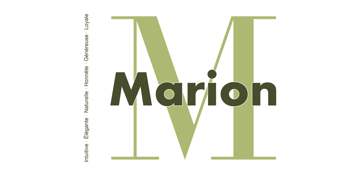 Visuel à plat du mug prénom Marion : initiale M pleine hauteur, prénom Marion centré et ligne verticale « Intuitive · Élégante · Naturelle · Honnête · Généreuse · Loyale »