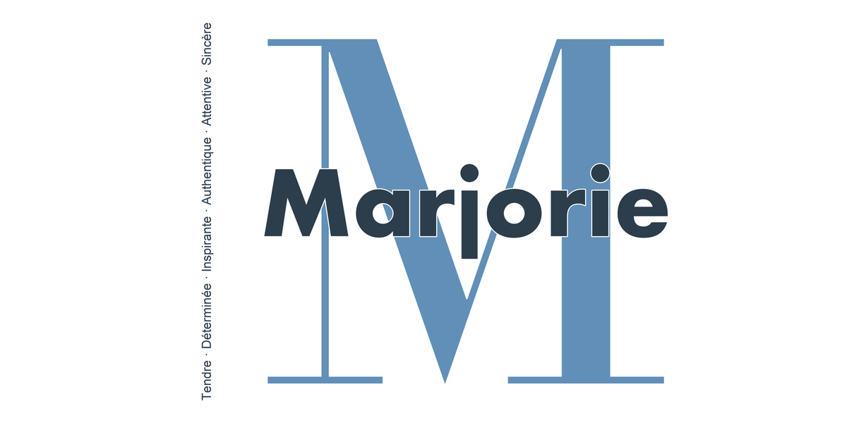 Visuel à plat du mug prénom Marjorie : initiale M pleine hauteur, prénom Marjorie centré et ligne verticale « Tendre · Déterminée · Inspirante · Authentique · Attentive · Sincère »